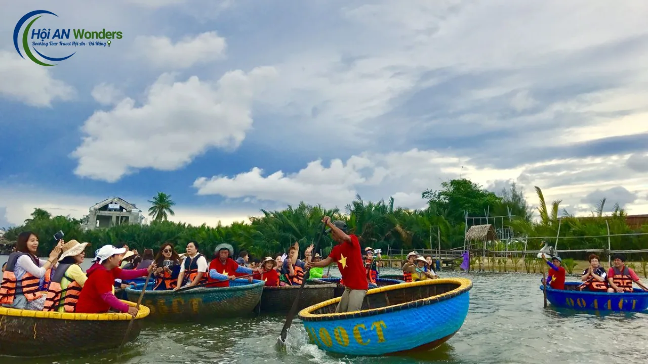 Ngư dân địa phương sẽ điều khiển thuyền xoay vòng nhanh, tạo nên